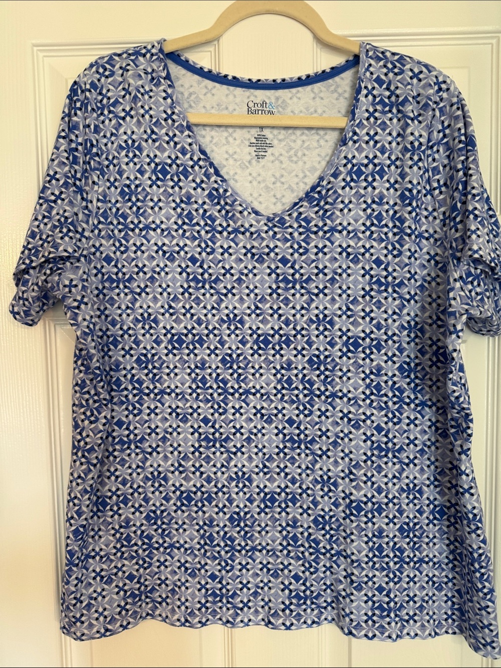 croft & barrow Blue and White Geometric V-Neck Tee